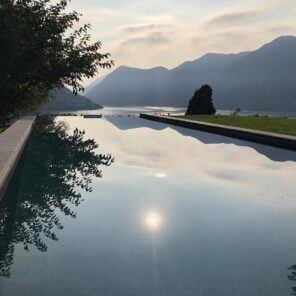 Costruzione piscina in cemento con rivestimento in granito