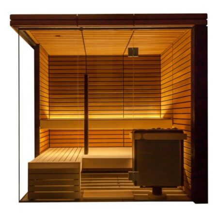 Sauna in legno naturale con pannelli orizzontali, illuminazione interna calda, spazio generoso con ripiano e area per stendersi, progettata per il benessere e il relax domestico.