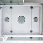 Alto livello di dettaglio di una cabina di doccia multifunzione in vetro con sistema di idromassaggio e getti massaggianti.