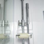 Robinetti e asta doccia in bagno, stile moderno, con soffione a mano in acciaio lucido, ideale per ambienti wellness.