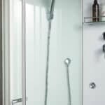 Doccia idromassaggio, moderna e funzionale, ideale per il wellness domestico e le spa. Perfetta per utilizzarla in ambienti interni di bagni eleganti e funzionali.