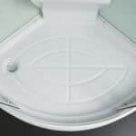 Pannello doccia in vetro e plastica bianca, con angolo di reception, ideale per sauna o wellness.