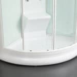 Vasca doccia con cabine in vetro, design moderno e minimale.