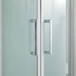 Persiane in vetro per spa o sauna, maniglie in acciaio lucido, design moderno e funzionale.
