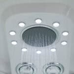 Elegante doccia a pioggia con luci incorporate, ideale per ambienti wellness e spa.