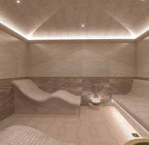 Bagnoturco_12 L'alt text: Interno di spa con sedute in pietra e illuminazione rilassante, ambiente wellness elegante e accogliente.