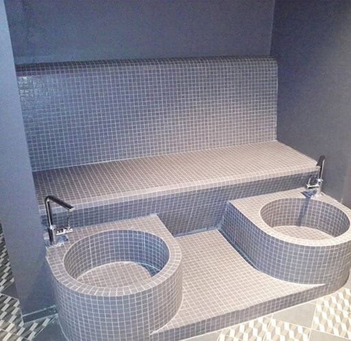 Bagnoturco_7 Lavatrice a mosaico in un centro wellness, ideale per rilassarsi dopo l'attività fisica.