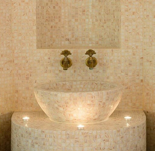 Bagnoturco_9 Atec Pool Sagl (Ticino) - Piscina a sfioro in pietra naturale, ambiente wellness con fontane d'acqua decorativa.