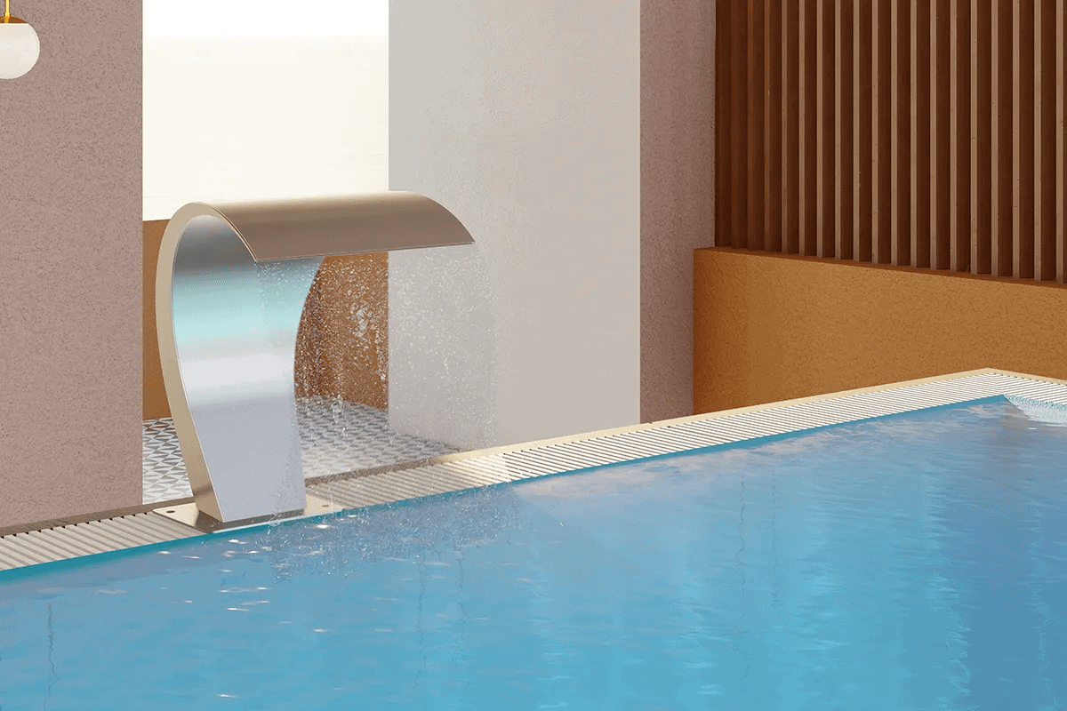 Planar-03 Acqua che scorre in una piscina interrata con sistema a cascata, panca in pietra, ambiente wellness moderno e raffinato.