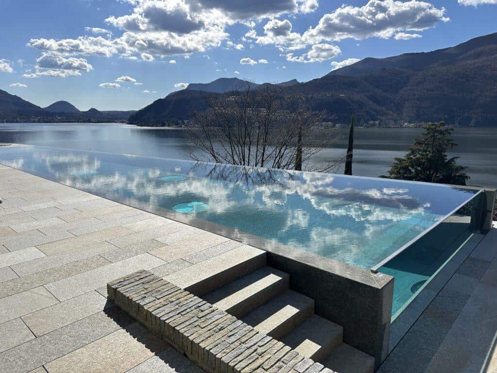 Piscina a Morcote Piscina su misura con bordo a sfioro affacciata sul lago in Ticino