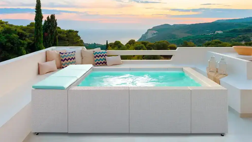 Playa_1 Minipiscina Playa 1 by Laghetto su terrazza panoramica, con rivestimento in rattan bianco e sedute integrate