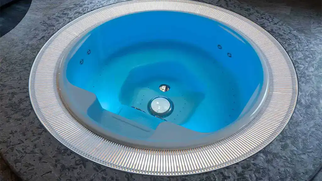 Roman Pubblic 255 Vasca idromassaggio circolare Roman Public 255 con bordo a sfioro, finitura azzurra e sedute interne ergonomiche