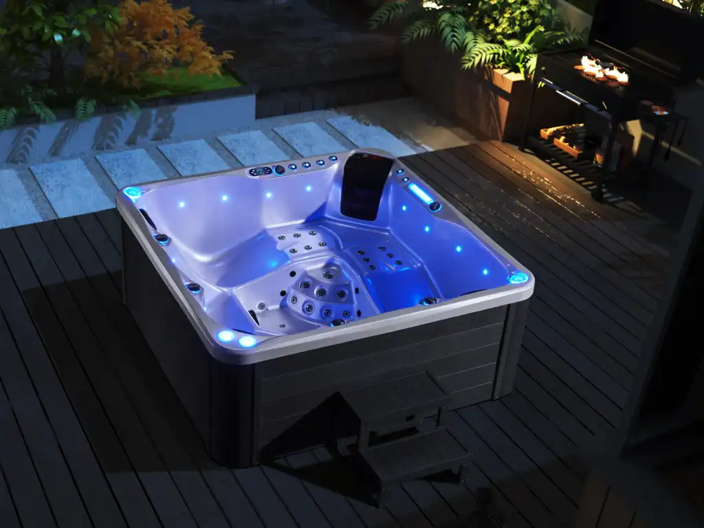 Vasca Idromassaggio con LED su Terrazza – Design Moderno Notturno Vasca idromassaggio da esterno con illuminazione LED blu, installata su terrazza in legno, ideale per ambienti moderni.