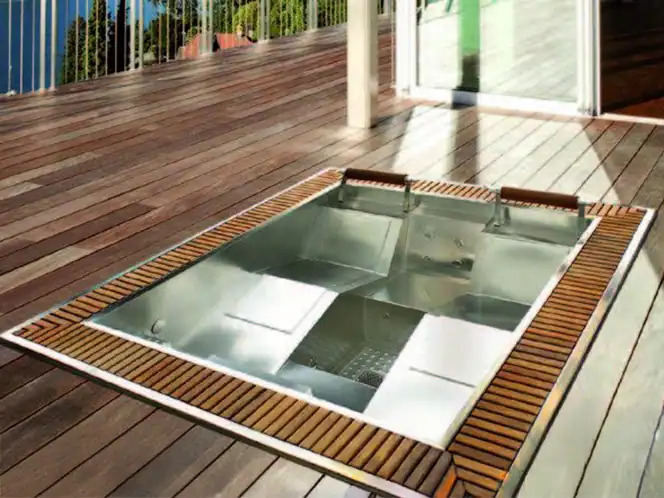 Mercurio-Minipiscina idromassaggio da incasso in acciaio inox per terrazze panoramiche Vasca idromassaggio da incasso in acciaio inox su terrazza in legno con poggiatesta e sedute ergonomiche