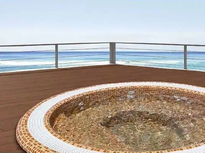 Mirage-40-Idromassaggio da esterno circolare con mosaico e vista panoramica Vasca idromassaggio rotonda rivestita in mosaico, con vista mare da terrazza in legno