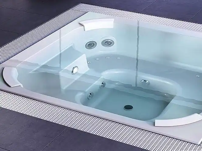 Wave-Minipiscina idromassaggio con bordo a sfioro e design essenziale Vasca idromassaggio da incasso con sfioratore perimetrale e due sedute ergonomiche