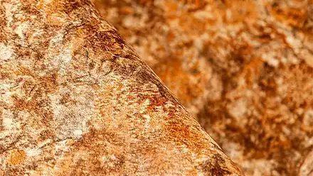 Authentic Una superficie rocciosa con tonalità calde che richiama un ambiente naturale e rilassante.