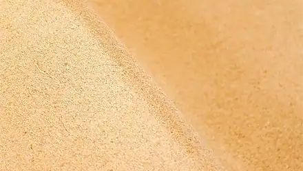 Relax Superficie di sabbia dorata, perfetta per ambienti di spa e wellness all'aperto.