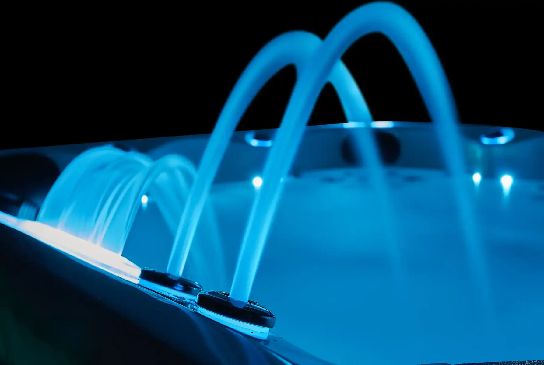 Vasca Samos con getti d’acqua e illuminazione LED blu Dettaglio vasca idromassaggio Samos con giochi d’acqua illuminati da luci LED blu.