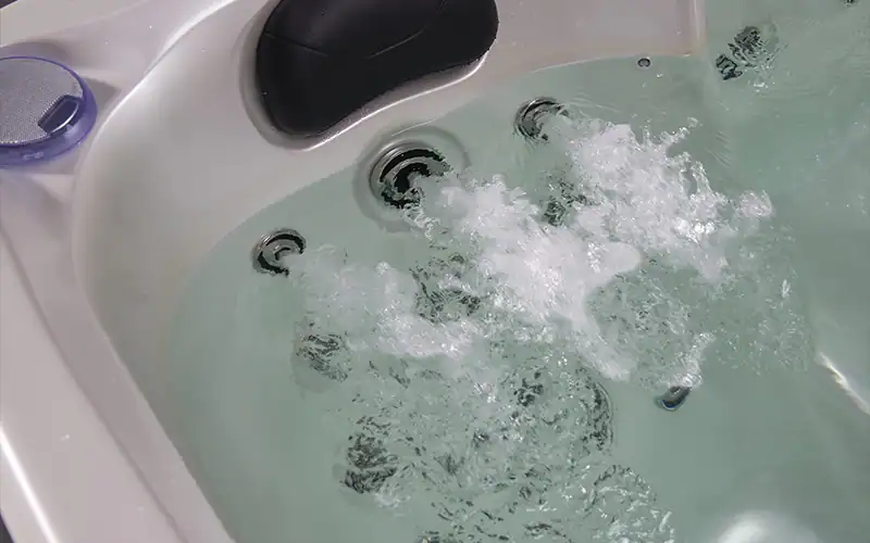 Samos-01 Relaxing spa hot tub con idromassaggio, con getti d'acqua funzionanti.