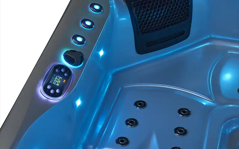 Samos-03 Relaxing hot tub interrato con sedili e getti d'acqua, illuminazione LED e pannello di controllo digitale.