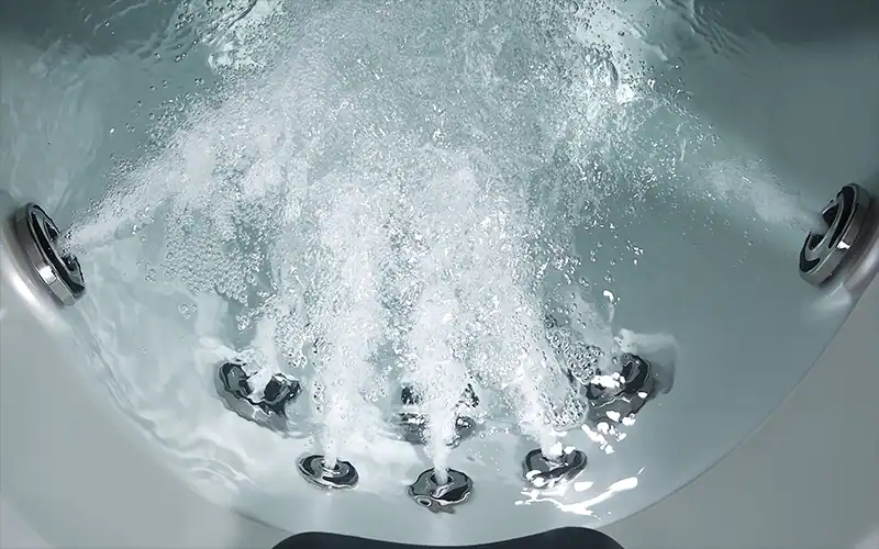 Samos-05 Piscina idromassaggio interrata con bocchette a getto d'acqua e bollicine di benessere.