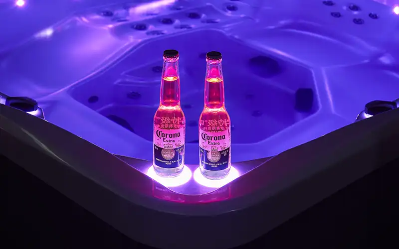 Samos-06 Corona Extra in bottiglie illuminated sopra una vasca idromassaggio con luci soffuse.