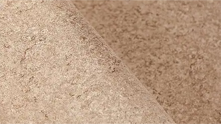 Sublime Piscina interrata con rivestimento in piastrelle beige, ideale per momenti di relax e wellness.