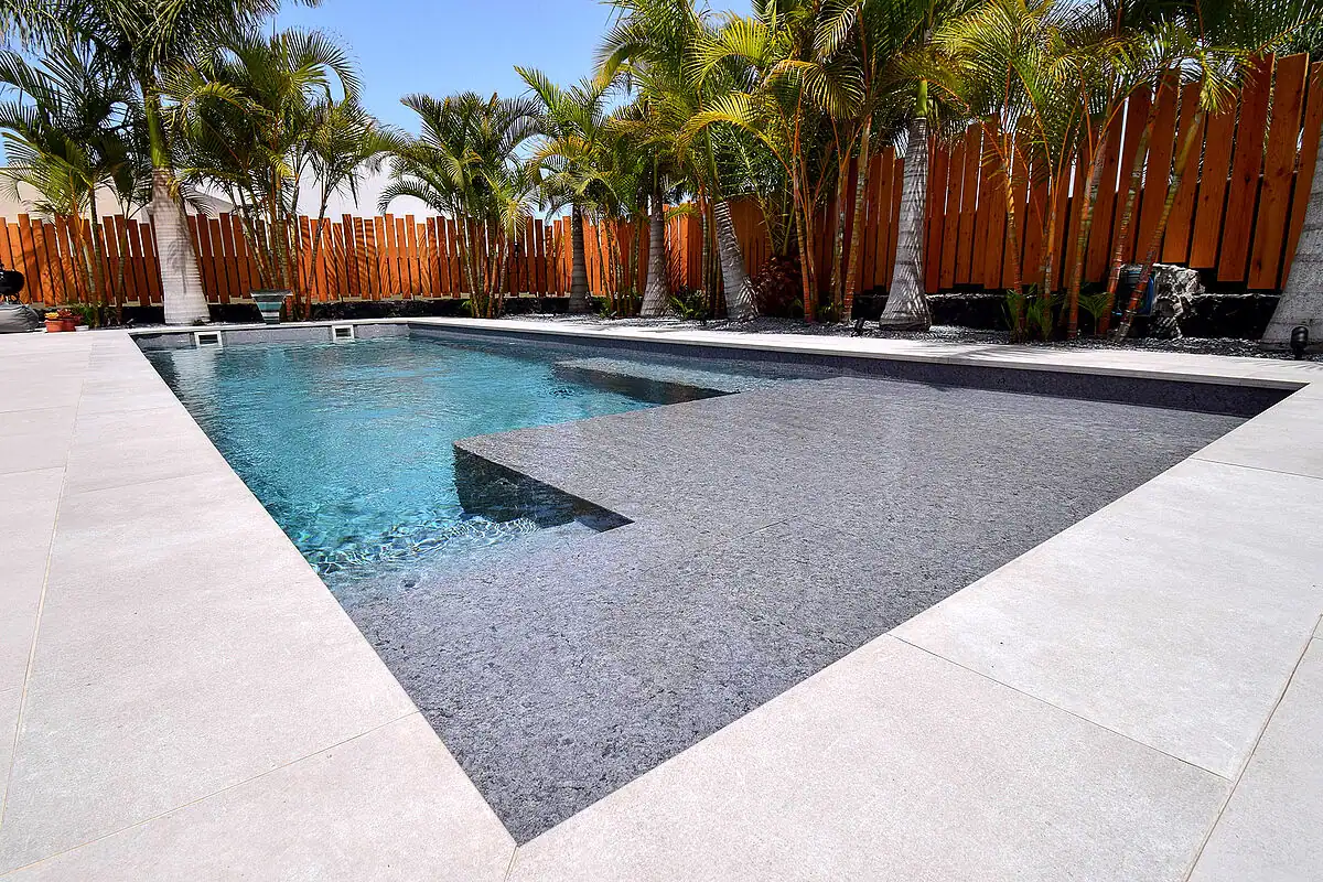 Piscina con rivestimento interno in PVC effetto pietra Piscina moderna con rivestimento interno in PVC grigio effetto pietra.