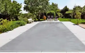 Copertura a rete grigia per piscina Piscina con copertura a rete grigia traspirante, fissata a bordo vasca per protezione invernale e sicurezza