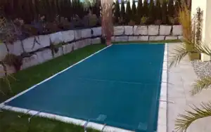 Copertura a rete per piscina Piscina rettangolare con copertura a rete verde, soluzione leggera e resistente per protezione invernale