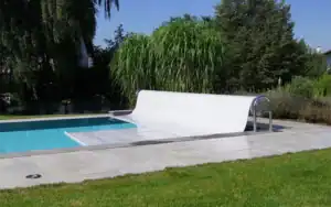 Copertura isotermica per piscina avvolgibile Piscina con copertura isotermica galleggiante avvolgibile, ideale per mantenere la temperatura dell’acqua e ridurre i consumi energetici