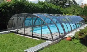Copertura telescopica-alta Copertura telescopica per piscina in alluminio e policarbonato, con moduli scorrevoli trasparenti