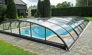 Copertura telescopica-media Copertura telescopica per piscina in alluminio e policarbonato, con moduli scorrevoli trasparenti