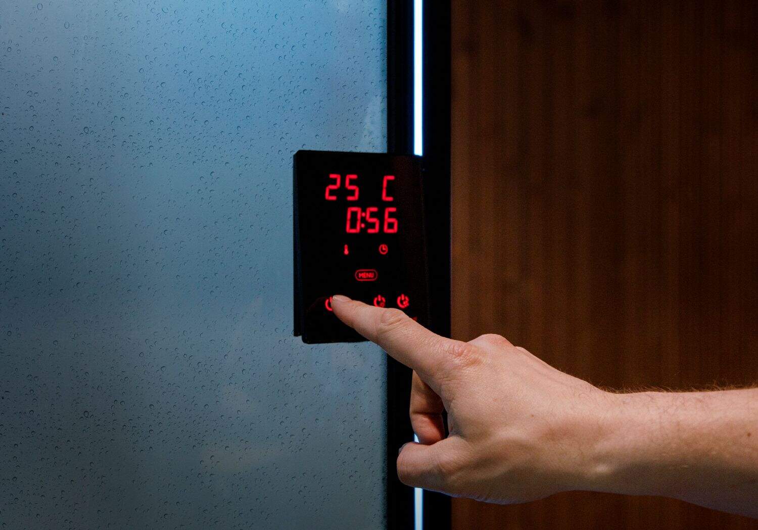 Harvia_Serene_controlpanel_f1 25 °C, attualmente nella piscina interrata con sistema di controllo della temperatura.