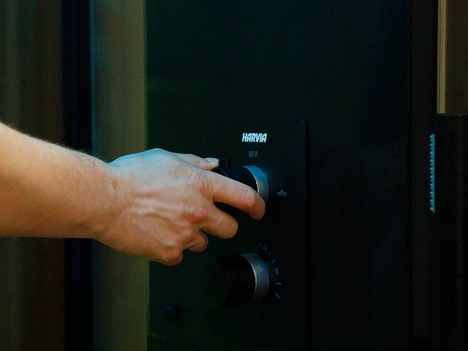 Harvia_Serene_detail_f1 Antenna di piscina interrata in uso, controllo della filtrazione.