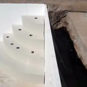 Installazione della scala interna e impianti piscina in acciaio