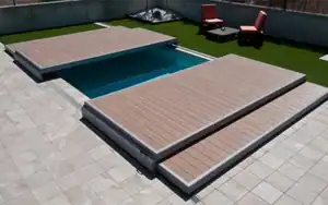 Pooldeck modulare scorrevole per piscina Piscina con Pooldeck modulare scorrevole in legno composito, copertura mobile trasformabile in terrazza vivibile
