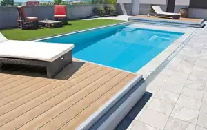 Pooldeck scorrevole effetto legno per piscina Piscina con Pooldeck scorrevole in finitura legno, copertura mobile che diventa terrazza moderna con area relax