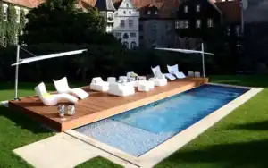 Pooldeck – copertura mobile trasformabile in terrazza Piscina con Pooldeck in legno, copertura mobile che diventa terrazza con area relax e lettini prendisole