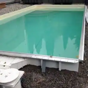 Riempimento delle spalle esterne per stabilizzare la struttura della vasca.