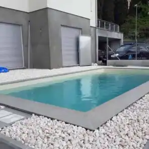 Riempimento esterno e completamento piscina in pannelli d’acciaio