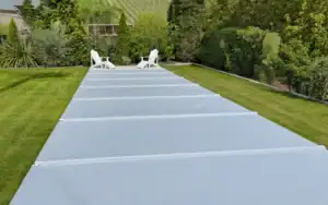 Copertura a barre installata per piscina Copertura a barre in PVC grigio con rinforzi trasversali in alluminio, piscina protetta in giardino