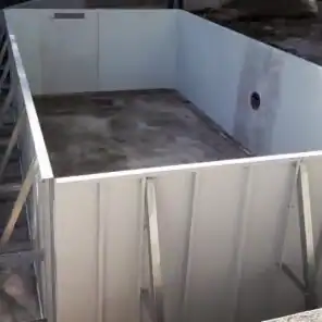 Montaggio dei pannelli in acciaio per piscina interrata
