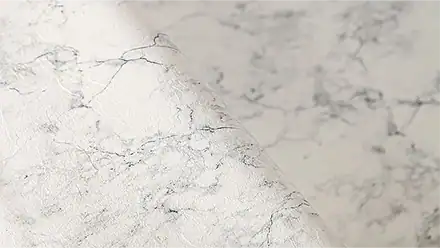 Vanity Elegante superficie in marmo bianco con venature leggere, perfetta per piscine di lusso interrate.