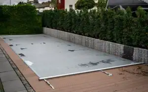 Copertura a barre per piscina Piscina con copertura a barre in PVC grigio, sicura e resistente per protezione tutto l’anno