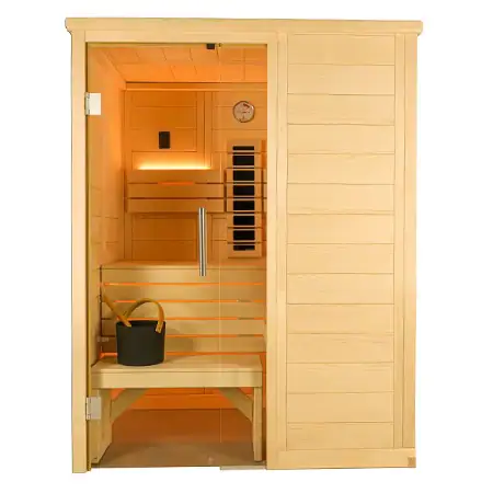 Alaska-Mini-Infra_01 Sauna aus hellem Holz mit Schiebetüren, warmem und einladendem Innenraum, perfekt für eine Heimsauna. Das Naturholz und die gedämpfte Beleuchtung schaffen eine entspannende und elegante Atmosphäre.