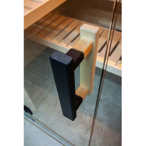 Sauna Family Filo di vetro con maniglia in legno verniciato, dettaglio di sauna o bagno turco.