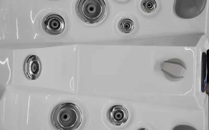 Vasca idromassaggio bianca con getti e comandi, dettagli di lusso. Vasca idromassaggio bianca con numerosi getti e comandi, dettagli di lusso, superfici lisce e moderne, ambientazione elegante.