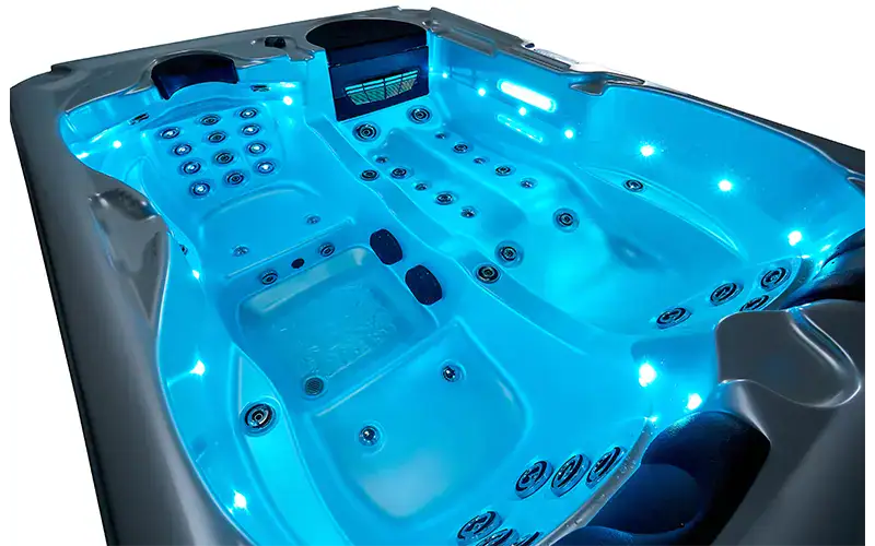 Vasca idromassaggio con luci LED blu, 4 posti, materiali in acrilico bianco lucido Vasca idromassaggio con illuminazione LED blu, 4 posti, rivestimento in acrilico bianco lucido, dotata di getti idromassaggio e comandi digitali, ideale per wellness domestico.